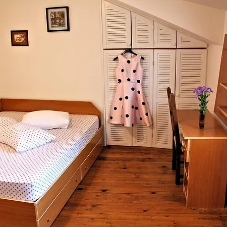 Lover's Nest Next To The Apartment Warna